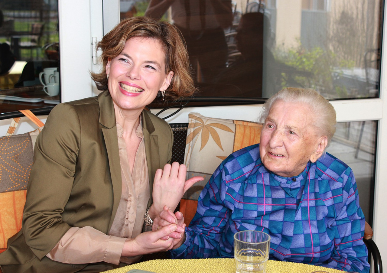 Julia Klöckner im Caritas SeniorenHaus zu Besuch